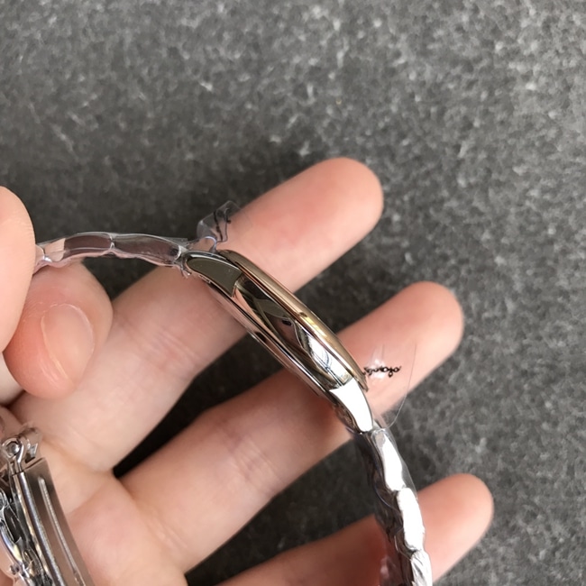 DK厂顶级复刻欧米茄超a手表女款白盘金钢带天然真钻蝶飞系列石英手表侧面图