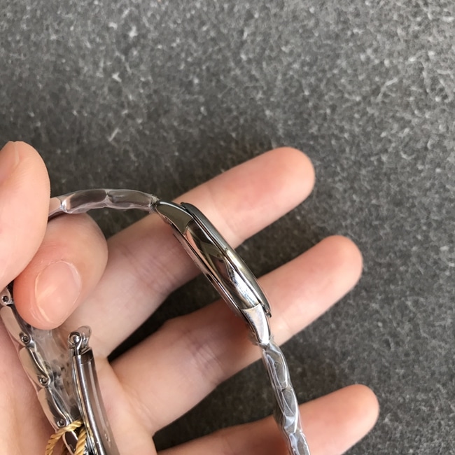DK厂顶级复刻欧米茄精仿表女款白盘钢带天然真钻新款蝶飞系列石英手表侧面图
