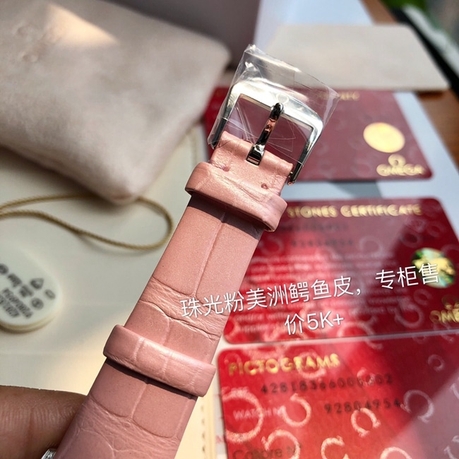 顶级复刻原单手表欧米茄女款白盘粉带蝶飞名典系列真金真钻石英皮带手表表扣图