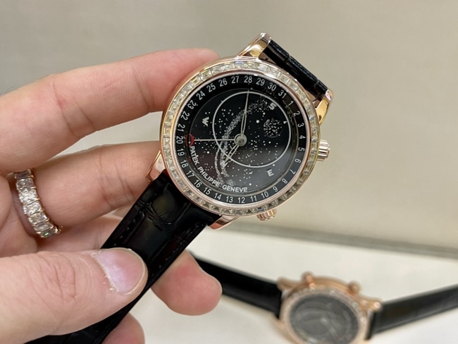 百达翡丽顶级复刻高仿表男款黑盘黑带18K玫瑰真金真钻皮带手表正面图