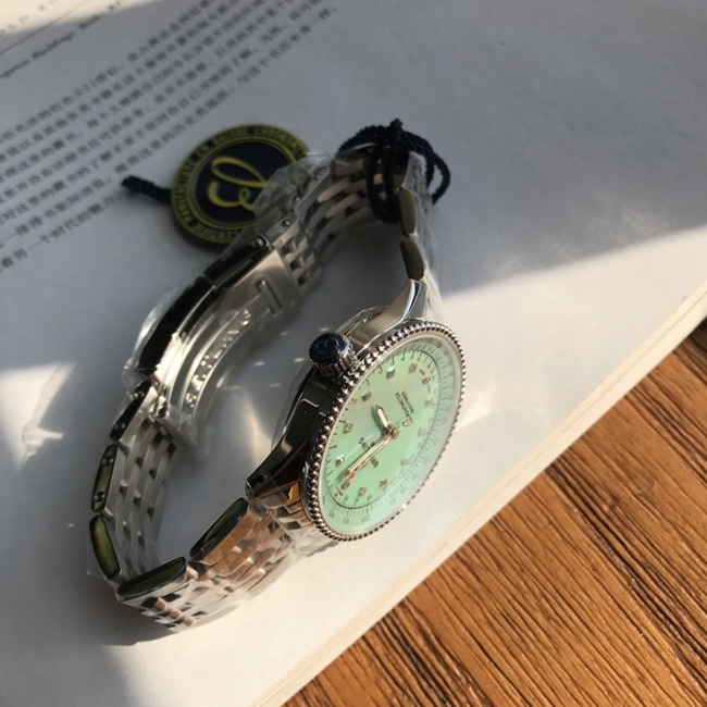 顶级复刻原单手表百年灵女款绿盘钢带自动机械航空计时手表侧面图