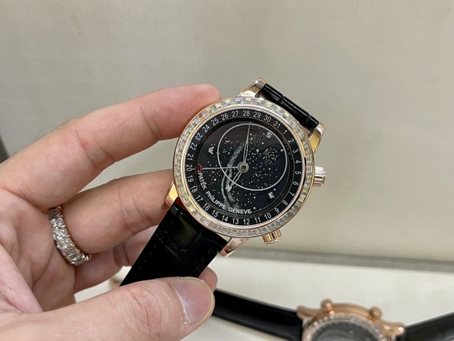 百达翡丽顶级复刻高仿表男款黑盘黑带18K玫瑰真金真钻皮带手表正面图