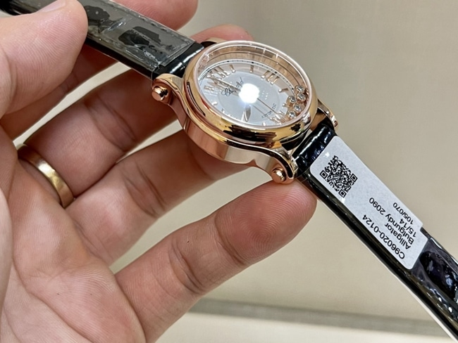 真金真钻顶级复刻手表萧邦女款白盘黑带快乐钻系列18k玫瑰金机械皮带手表侧面图
