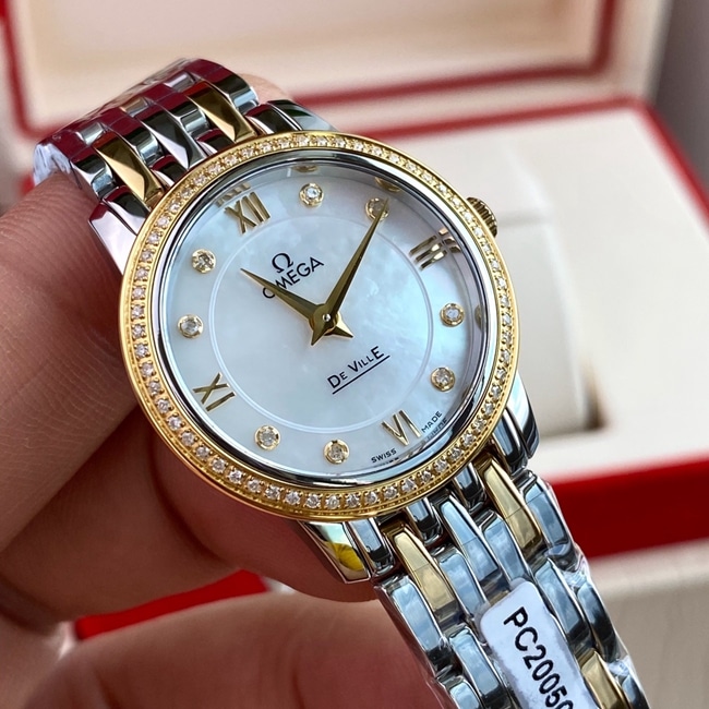 顶级复刻原单手表欧米茄女款白盘间金带真金真钻石英蝶飞典雅系列手表正面图