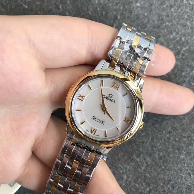 DK厂顶级复刻欧米茄高仿手表女款白盘金钢带新款石英蝶飞系列手表正面图