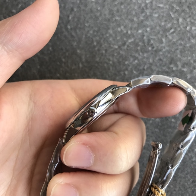 DK厂顶级复刻欧米茄精仿表女款白盘钢带天然真钻新款蝶飞系列石英手表侧面图