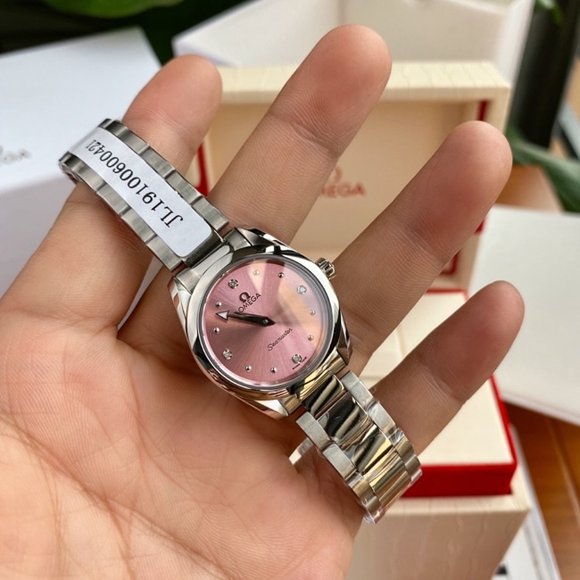 顶级复刻原单手表欧米茄女款粉盘钢带真金真钻石英海马系列手表正面图