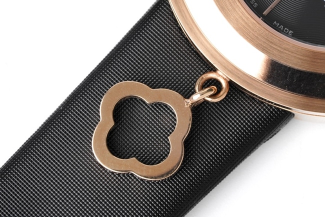 顶级复刻梵克雅宝女款黑盘黑带Charms Gold石英手表细节图
