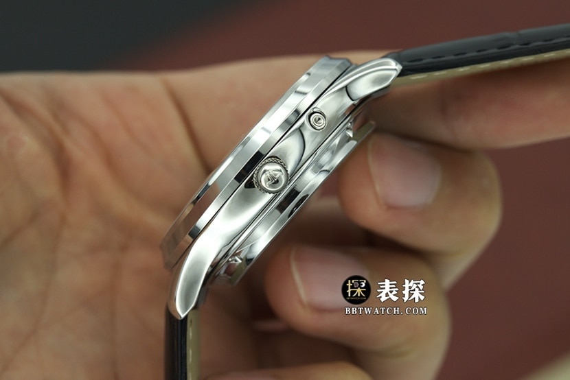 顶级复刻手表积家男款白盘黑带大师系列全自动真陀飞轮机械皮带腕表侧面实拍图