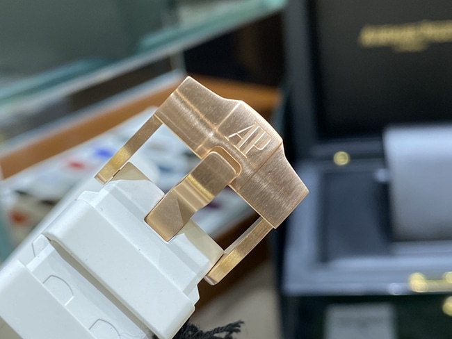 顶级复刻手表爱彼AP67540皇家橡树离岸系列37mm白盘橡胶带石英女表表扣图
