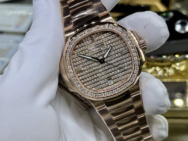 顶级复刻手表百达翡丽女款金盘金带鹦鹉螺系列真金真钻手表正面图