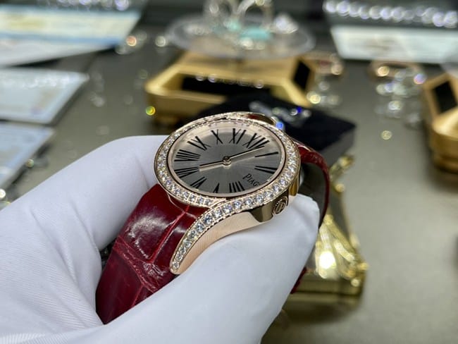 顶级复刻手表伯爵女款白盘红带69爆款真金真钻皮带手表细节图
