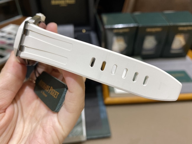 顶级复刻手表爱彼AP67540石英女款白盘橡胶带皇家橡树离岸系列37mm手表皮带图