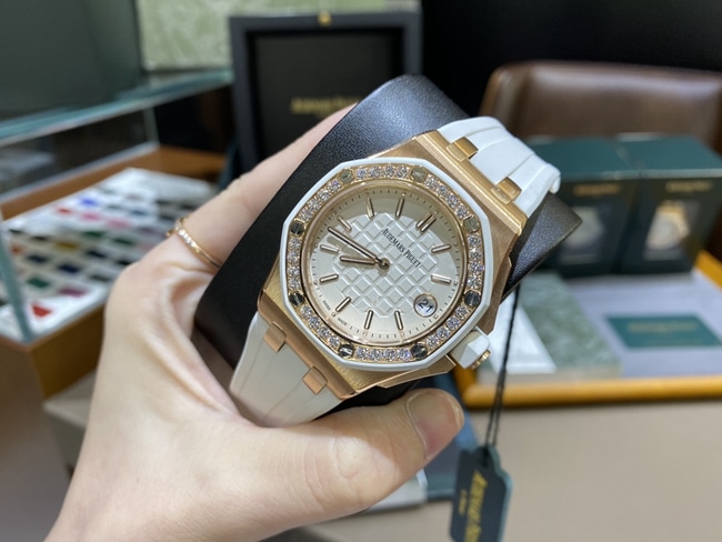 顶级复刻手表爱彼AP67540皇家橡树离岸系列37mm白盘橡胶带石英女表正面图