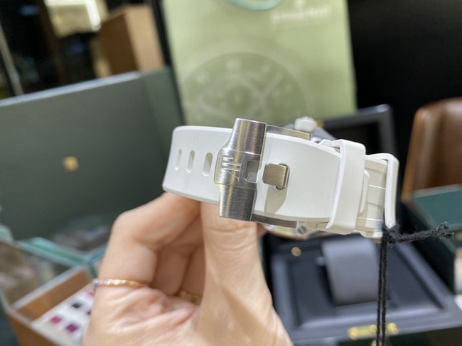 顶级复刻手表爱彼AP67540石英女款白盘橡胶带皇家橡树离岸系列37mm手表表扣图