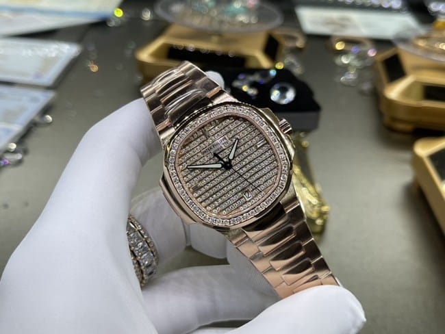 顶级复刻手表百达翡丽女款金盘金带鹦鹉螺系列真金真钻手表正面图