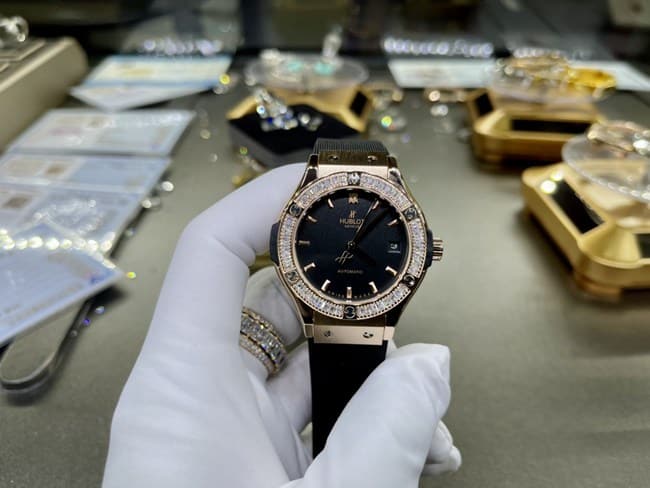 顶级复刻手表宇舶女款黑盘黑橡胶带真金真钻机械手表正面图