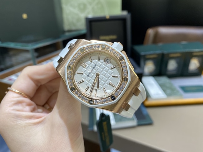 顶级复刻手表爱彼AP67540皇家橡树离岸系列37mm白盘橡胶带石英女表正面图