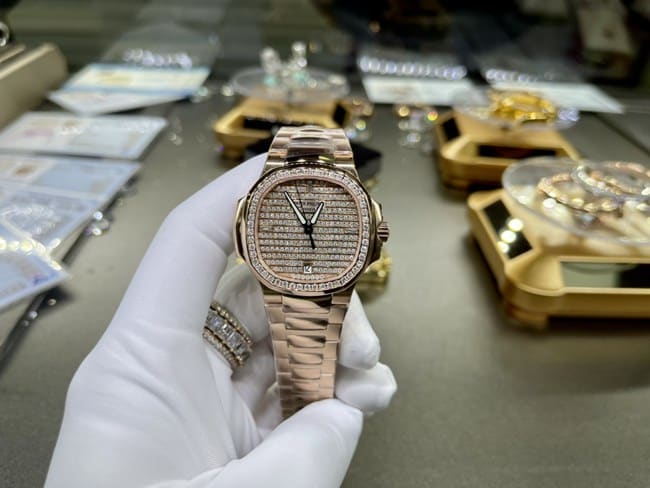 顶级复刻手表百达翡丽女款金盘金带鹦鹉螺系列真金真钻手表正面图