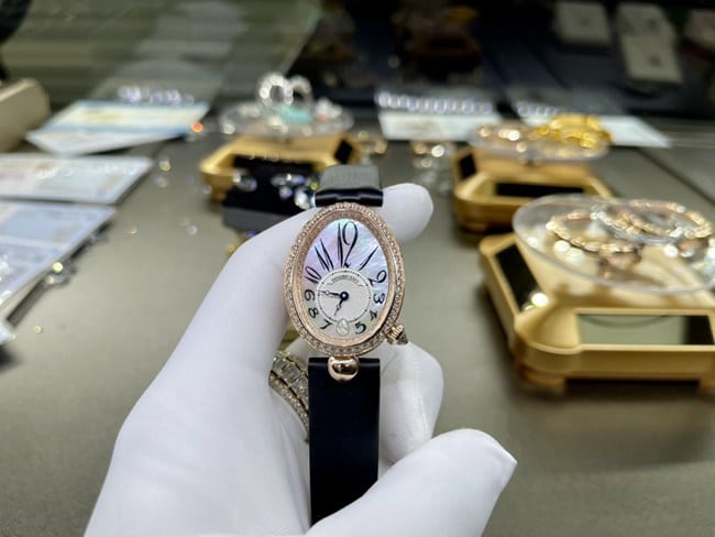 宝玑顶级复刻手表女款白盘黑带那不勒斯王后系列真金真钻皮带手表正面图