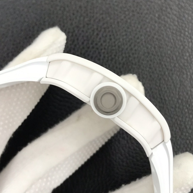 ZF厂顶级复刻手表理查德米勒 RM055“网红爆款”男士黑盘白橡胶带白陶瓷系列机械手表侧面图