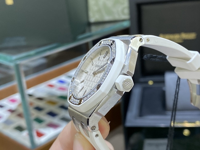 顶级复刻手表爱彼AP67540石英女款白盘橡胶带皇家橡树离岸系列37mm手表侧面图