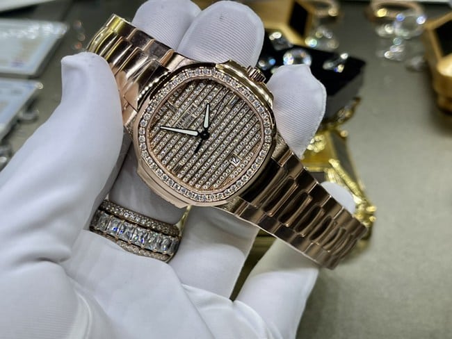 顶级复刻手表百达翡丽女款金盘金带鹦鹉螺系列真金真钻手表正面图