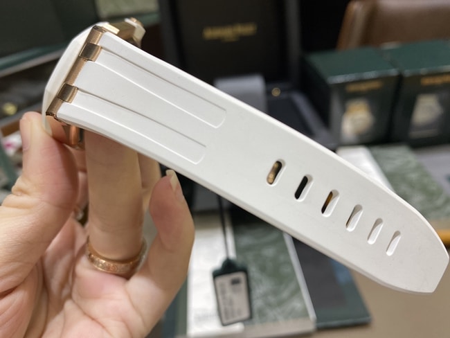 顶级复刻手表爱彼AP67540皇家橡树离岸系列37mm白盘橡胶带石英女表皮带图