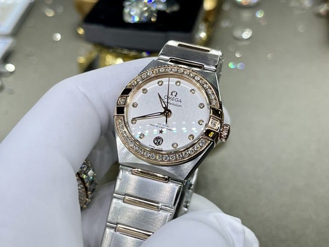 顶级复刻手表欧米茄女款白盘钢带双鹰星座系列真金真钻手表正面图