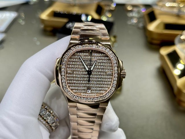 顶级复刻手表百达翡丽女款金盘金带鹦鹉螺系列真金真钻手表正面图
