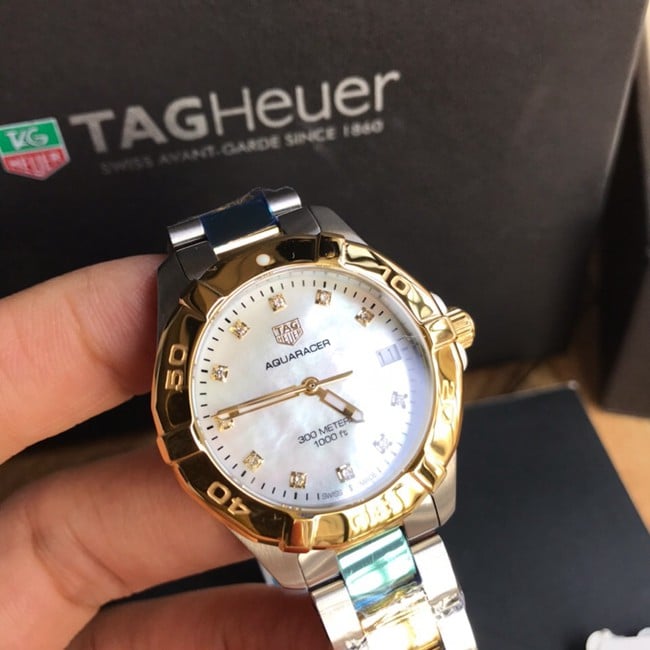 顶级复刻原单手表泰格豪雅竞潜系列石英女款白盘间金钢带手表正面图