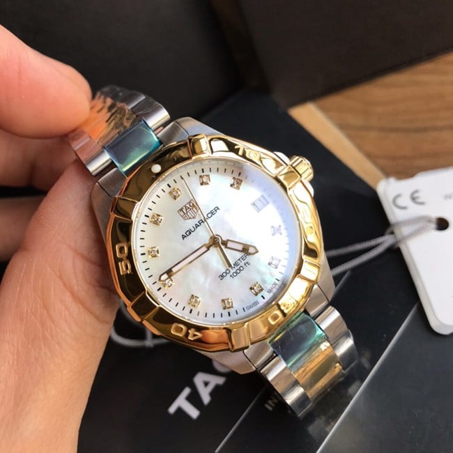 顶级复刻原单手表泰格豪雅竞潜系列石英女款白盘间金钢带手表正面图