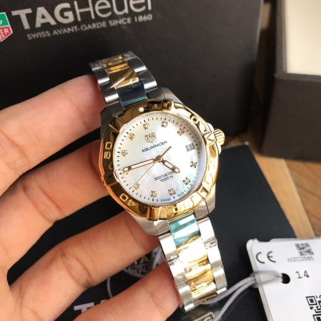 顶级复刻原单手表泰格豪雅竞潜系列石英女款白盘间金钢带手表正面图