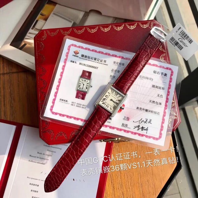 顶级复刻原单手表卡地亚白盘红带坦克系列女款石英手表正面图