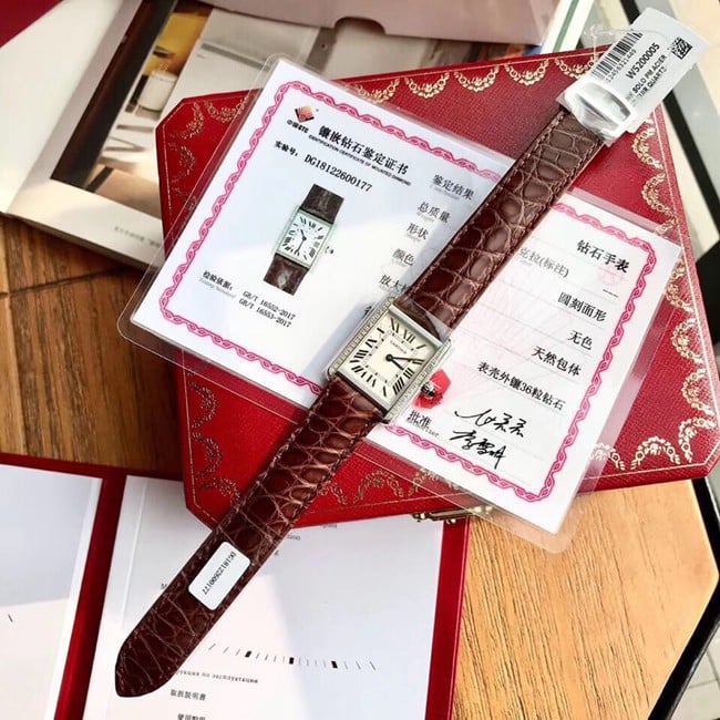 顶级复刻原单手表卡地亚女士坦克系列白盘棕带石英皮带手表正面图