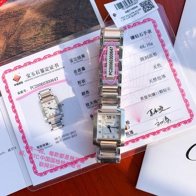 顶级复刻原单手表卡地亚女款白盘钢带石英坦克系列钢带手表正面图