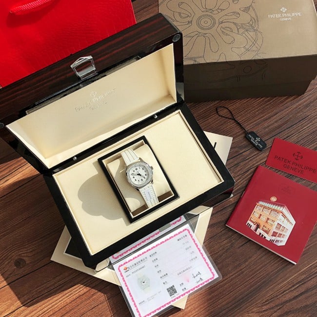 顶级复刻原单手表百达翡丽石英AQUANAUT系列女士白盘橡胶带手表正面图