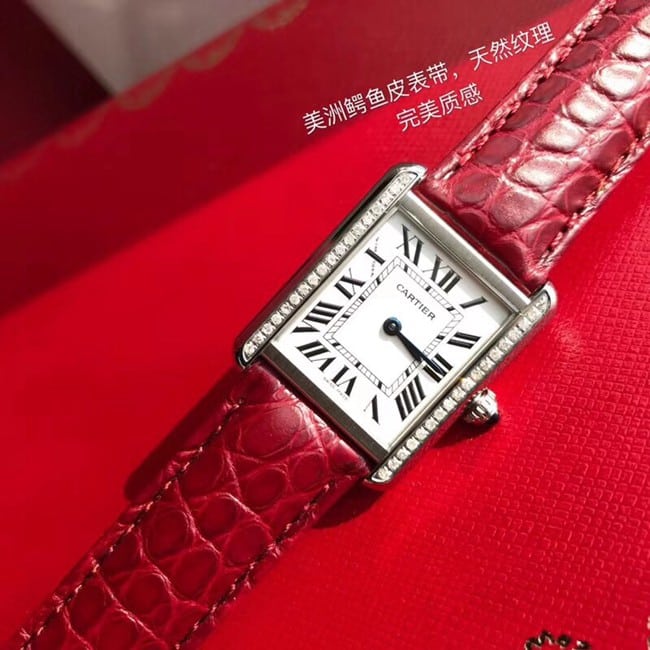 顶级复刻原单手表卡地亚白盘红带坦克系列女款石英手表正面图