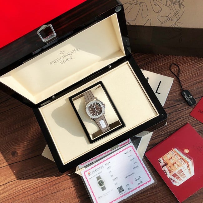 顶级复刻原单手表百达翡丽女装棕盘棕带AQUANAUT系列石英橡胶带手表正面图
