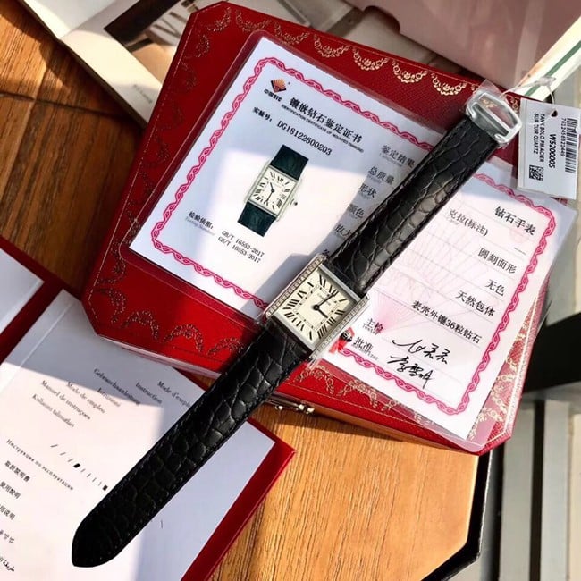 顶级复刻原单手表卡地亚女装坦克系列白盘黑带石英皮带手表正面图