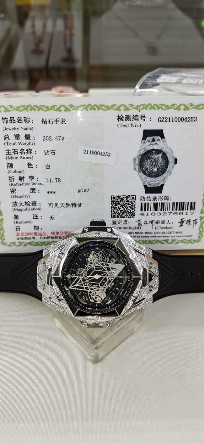 宇舶顶级复刻手表男款黑盘黑带Big bang 系列全自动机械真金真钻橡胶带手表正面图
