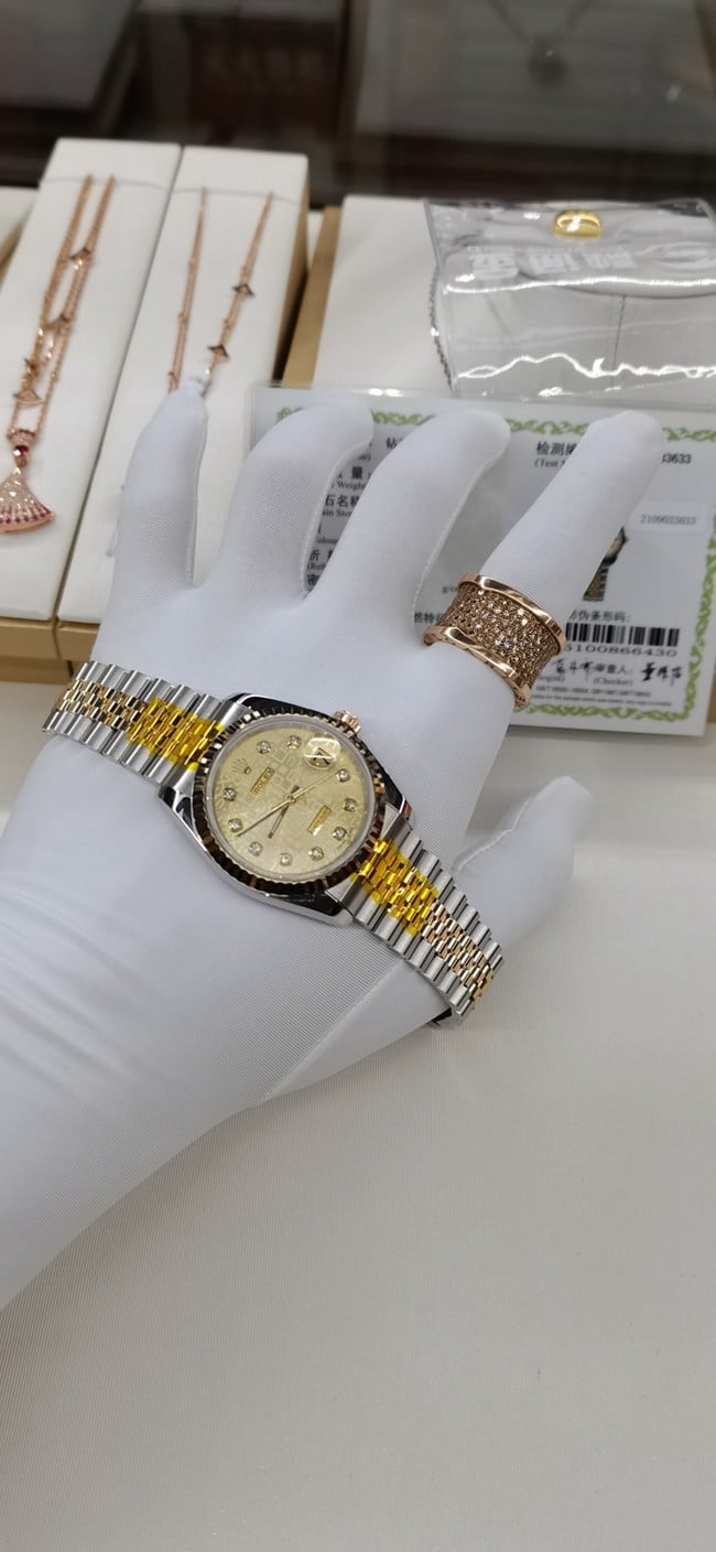 劳力士顶级复刻手表真金真钻男款金盘间金星期日志型全自动机械手表正面图