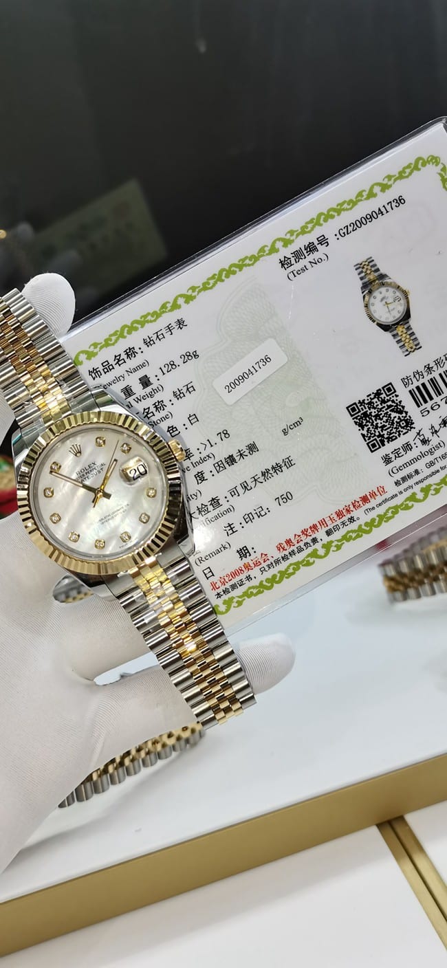 顶级复刻手表劳力士真金真钻全自动机械男款白盘间金星期日志型手表正面图