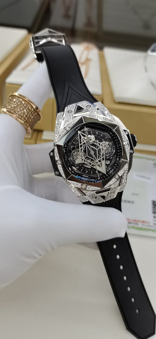 宇舶顶级复刻手表男款黑盘黑带Big bang 系列全自动机械真金真钻橡胶带手表正面图