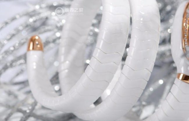 宝格丽顶级复刻女士白盘橡胶带石英手表皮带图