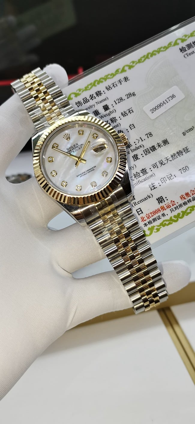 顶级复刻手表劳力士真金真钻全自动机械男款白盘间金星期日志型手表正面图