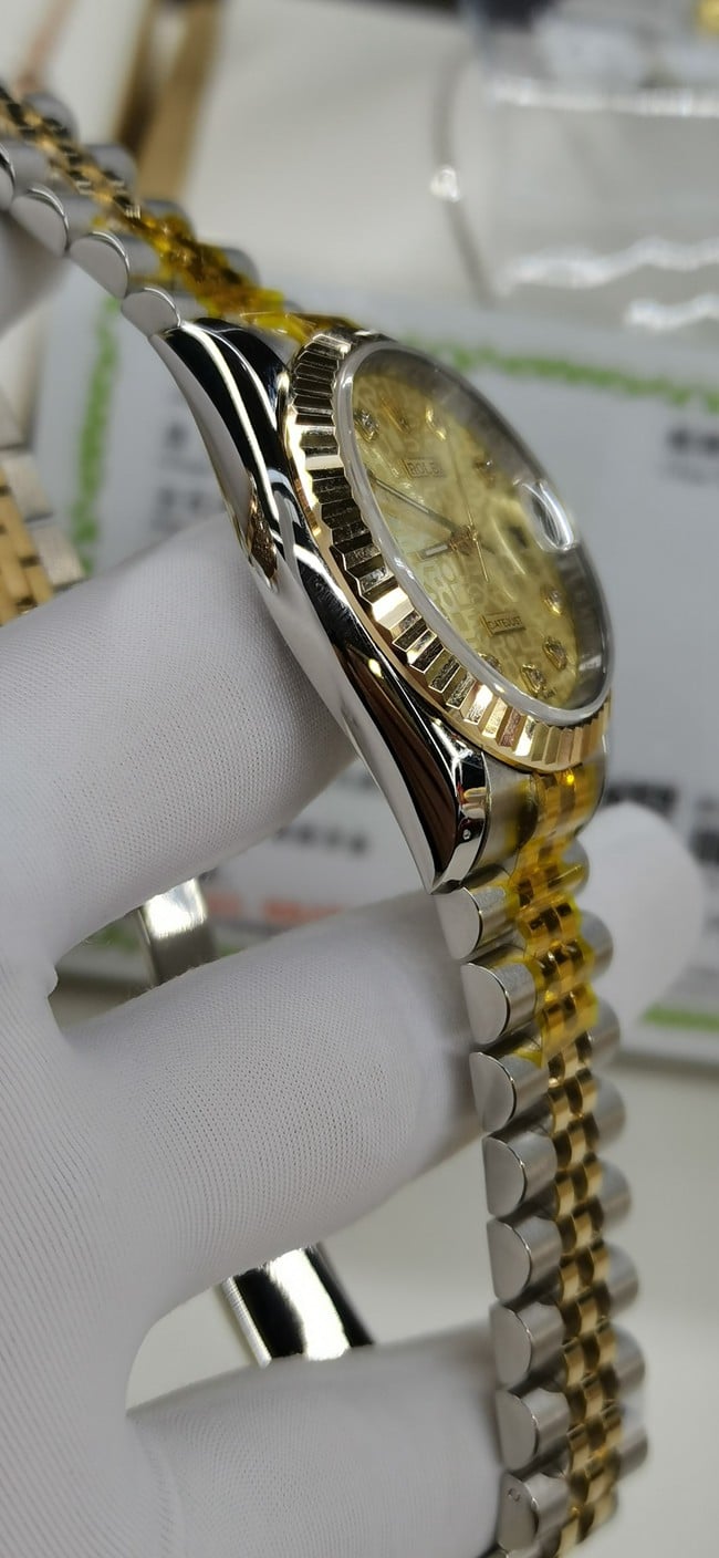 劳力士顶级复刻手表真金真钻男款金盘间金星期日志型全自动机械手表侧面图