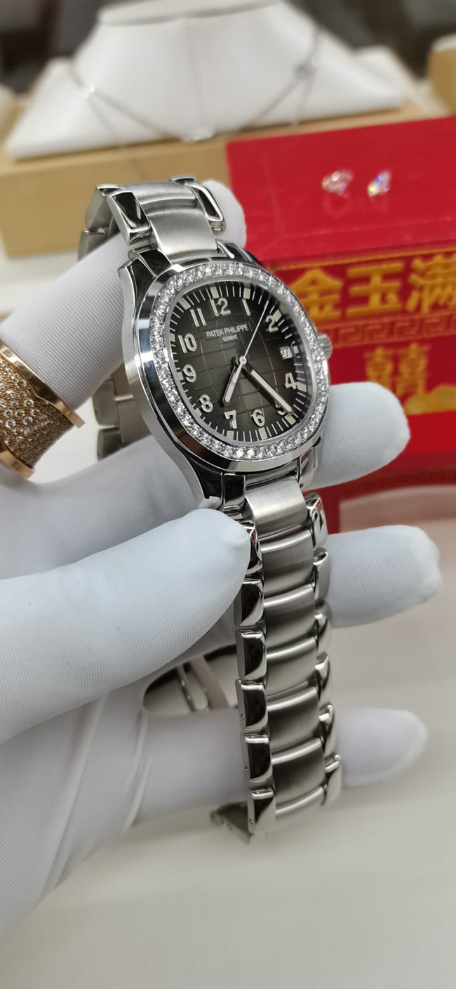 顶级复刻手表百达翡丽全自动机械男款黑盘橡胶带手雷系列真金真钻手表侧面图