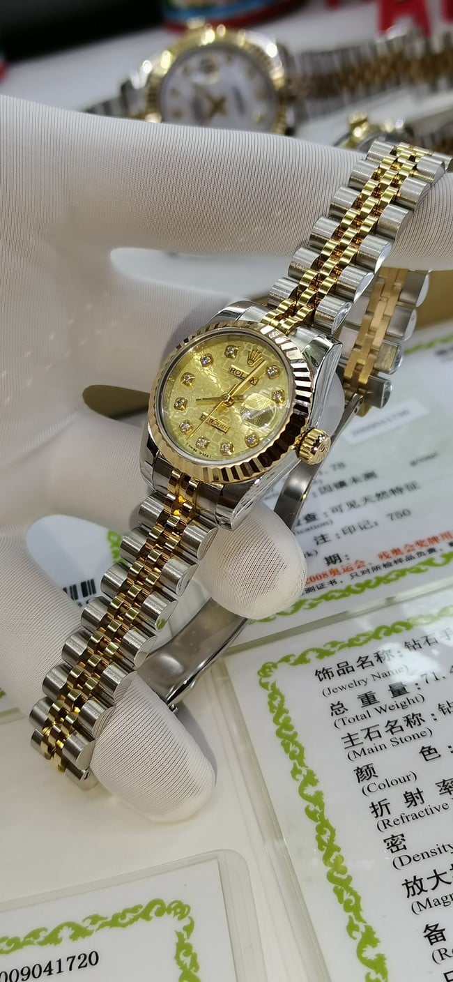 顶级复刻手表劳力士女士金盘间金带星期日志型真金真钻情侣手表正面图