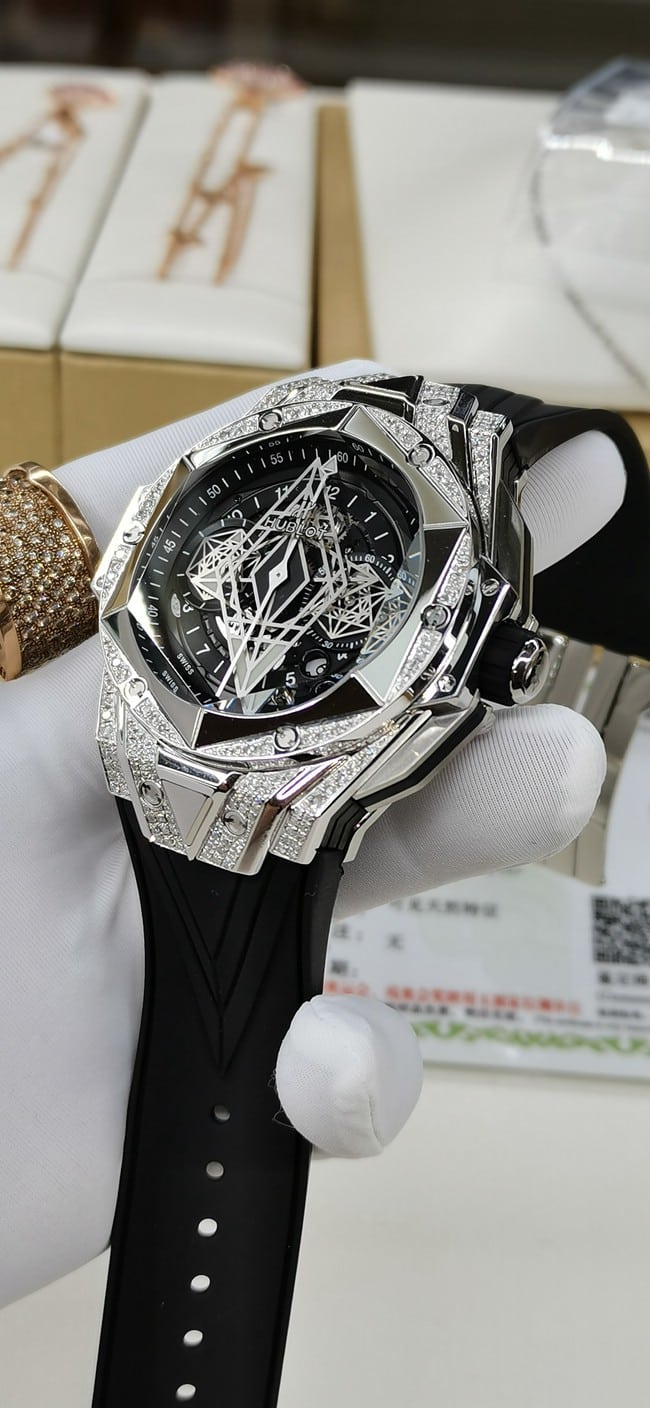 宇舶顶级复刻手表男款黑盘黑带Big bang 系列全自动机械真金真钻橡胶带手表正面图